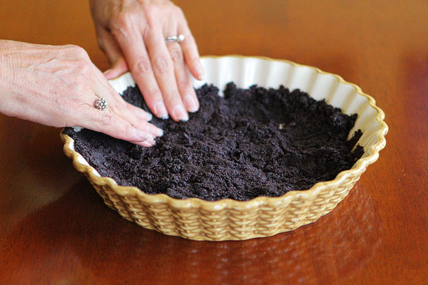 Peanut Butter Oreo Ice Cream Cake - An Easy Homemade Ice Cream Cake Recipe