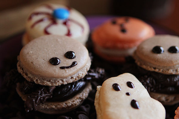 Halloween French Macarons | Failproof Step by Step Photo Recipe & Tutorial