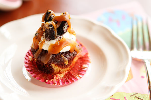 Mini Peanut Butter Oreo Chocolate Fudge Swirl Cupcakes