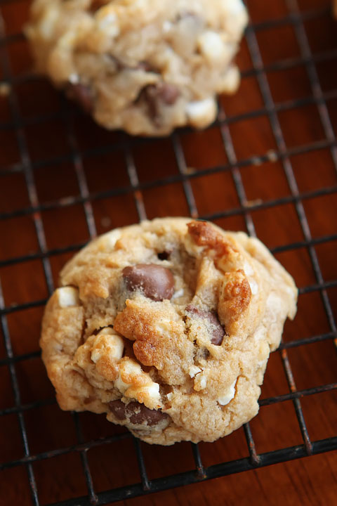 https://www.kevinandamanda.com/wp-content/uploads/2012/03/Gooey-Smores-Cookies-2.jpg