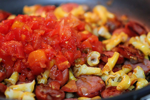 https://www.kevinandamanda.com/wp-content/uploads/2012/04/spicy-sausage-pasta-10.jpg