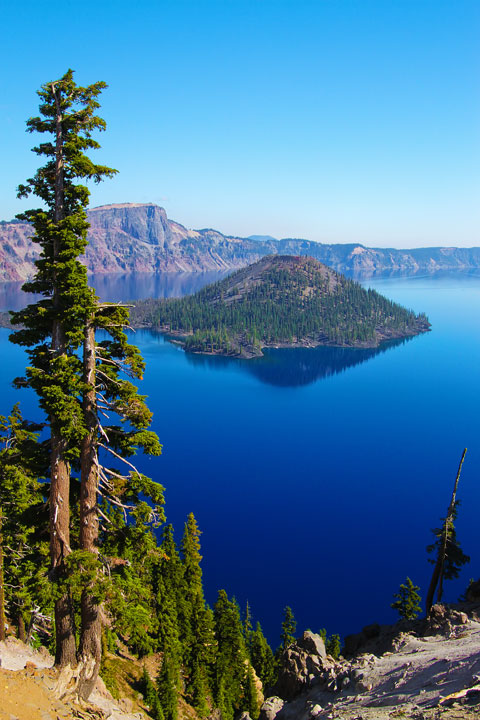 { PHOTOS } Crater Lake, Oregon: Home of the remarkably blue, crystal clear waters of the nation's deepest lake. www.kevinandamanda.com #travel