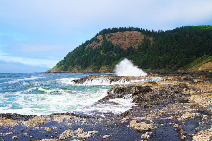 { PHOTOS } Spouting Horn and Thor's Well at Cape Perpetua in Yachats, Oregon www.kevinandamanda.com #travel #landscapes #ocean