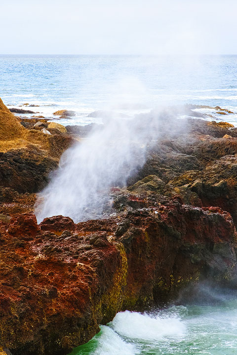 { PHOTOS } Spouting Horn and Thor's Well at Cape Perpetua in Yachats, Oregon www.kevinandamanda.com #travel #landscapes #ocean