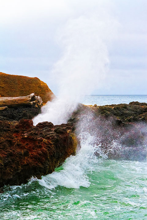 { PHOTOS } Spouting Horn and Thor's Well at Cape Perpetua in Yachats, Oregon www.kevinandamanda.com #travel #landscapes #ocean