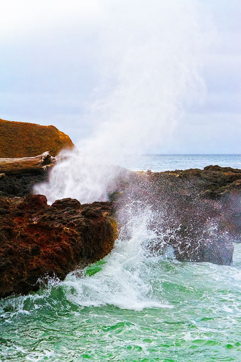 { PHOTOS } Spouting Horn and Thor's Well at Cape Perpetua in Yachats, Oregon www.kevinandamanda.com #travel #landscapes #ocean