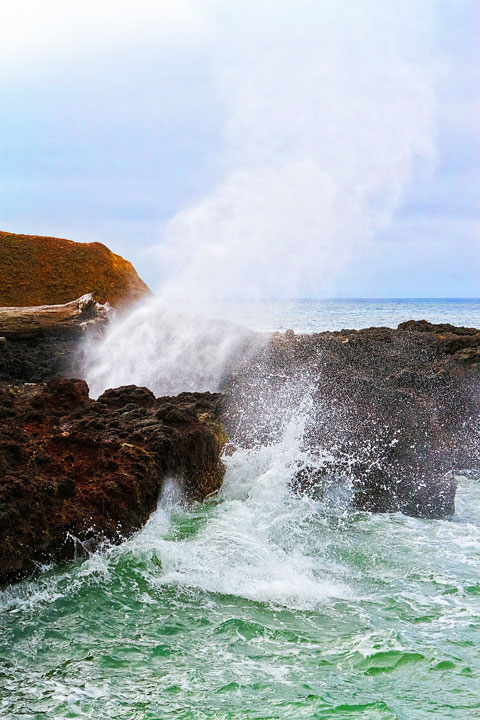 { PHOTOS } Spouting Horn and Thor's Well at Cape Perpetua in Yachats, Oregon www.kevinandamanda.com #travel #landscapes #ocean