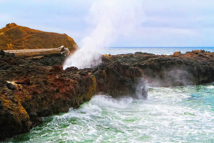 { PHOTOS } Spouting Horn and Thor's Well at Cape Perpetua in Yachats, Oregon www.kevinandamanda.com #travel #landscapes #ocean