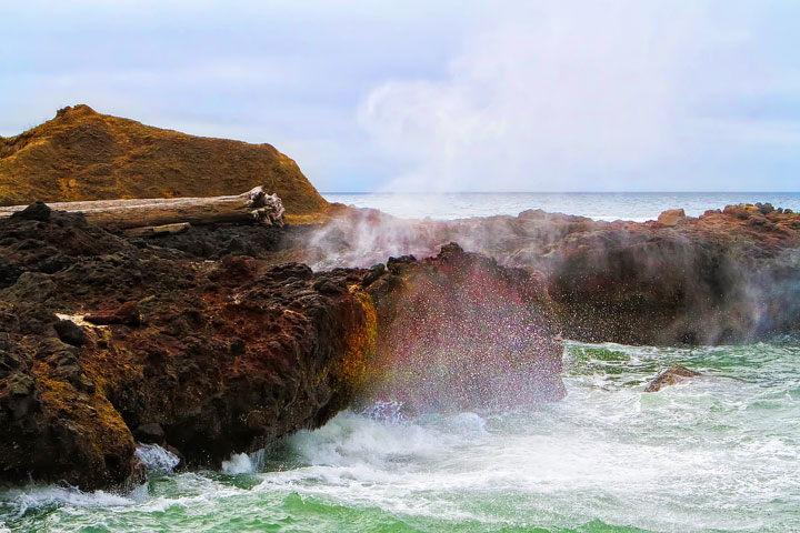 { PHOTOS } Spouting Horn and Thor's Well at Cape Perpetua in Yachats, Oregon www.kevinandamanda.com #travel #landscapes #ocean