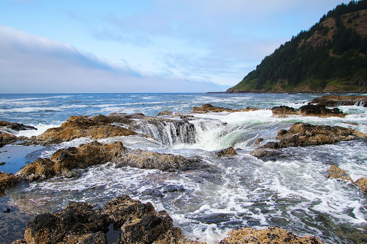 { PHOTOS } Spouting Horn and Thor's Well at Cape Perpetua in Yachats, Oregon www.kevinandamanda.com #travel #landscapes #ocean