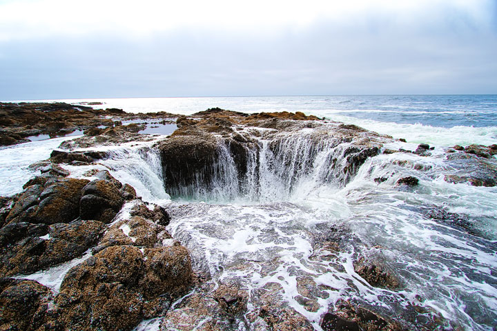 { PHOTOS } Spouting Horn and Thor's Well at Cape Perpetua in Yachats, Oregon www.kevinandamanda.com #travel #landscapes #ocean