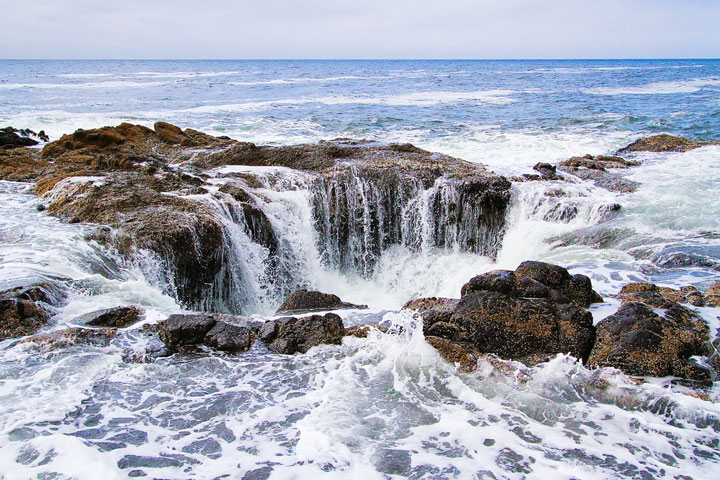 { PHOTOS } Spouting Horn and Thor's Well at Cape Perpetua in Yachats, Oregon www.kevinandamanda.com #travel #landscapes #ocean