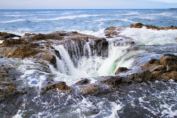 { PHOTOS } Spouting Horn and Thor's Well at Cape Perpetua in Yachats, Oregon www.kevinandamanda.com #travel #landscapes #ocean