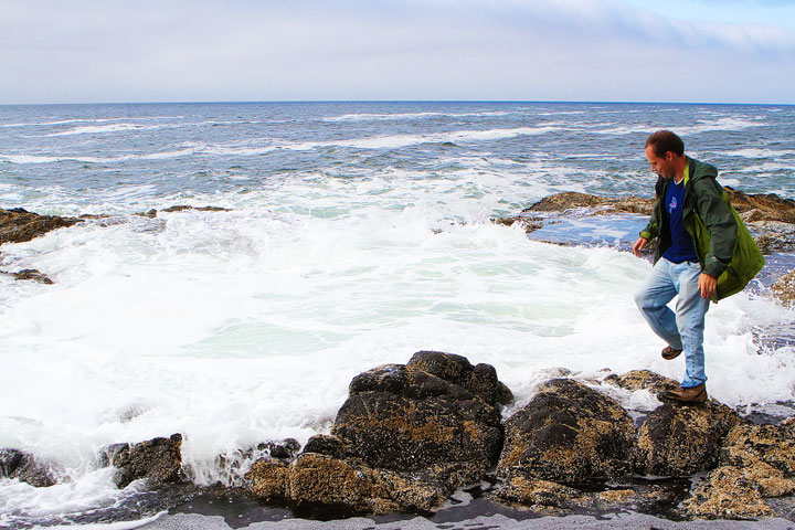 { PHOTOS } Spouting Horn and Thor's Well at Cape Perpetua in Yachats, Oregon www.kevinandamanda.com #travel #landscapes #ocean