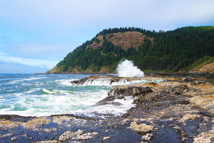 { PHOTOS } Spouting Horn and Thor's Well at Cape Perpetua in Yachats, Oregon www.kevinandamanda.com #travel #landscapes #ocean