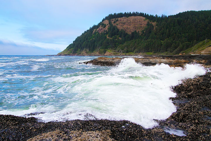 { PHOTOS } Spouting Horn and Thor's Well at Cape Perpetua in Yachats, Oregon www.kevinandamanda.com #travel #landscapes #ocean