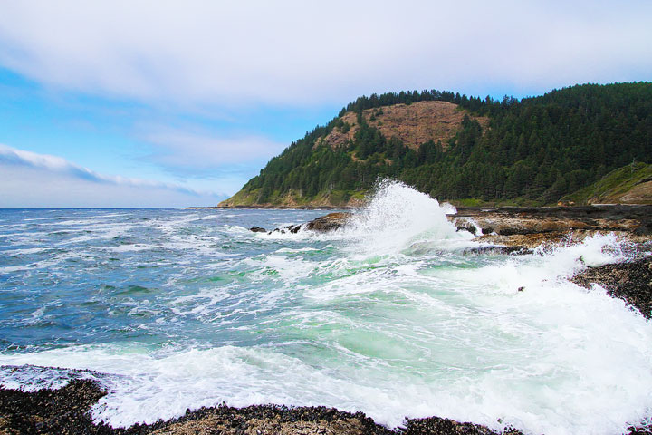 { PHOTOS } Spouting Horn and Thor's Well at Cape Perpetua in Yachats, Oregon www.kevinandamanda.com #travel #landscapes #ocean
