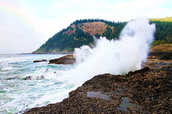 { PHOTOS } Spouting Horn and Thor's Well at Cape Perpetua in Yachats, Oregon www.kevinandamanda.com #travel #landscapes #ocean