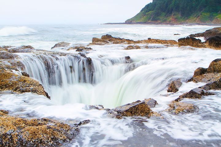 { PHOTOS } Spouting Horn and Thor's Well at Cape Perpetua in Yachats, Oregon www.kevinandamanda.com #travel #landscapes #ocean