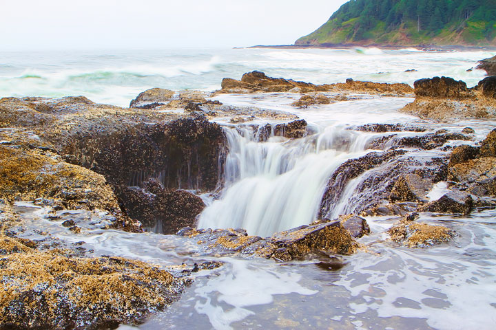 { PHOTOS } Spouting Horn and Thor's Well at Cape Perpetua in Yachats, Oregon www.kevinandamanda.com #travel #landscapes #ocean