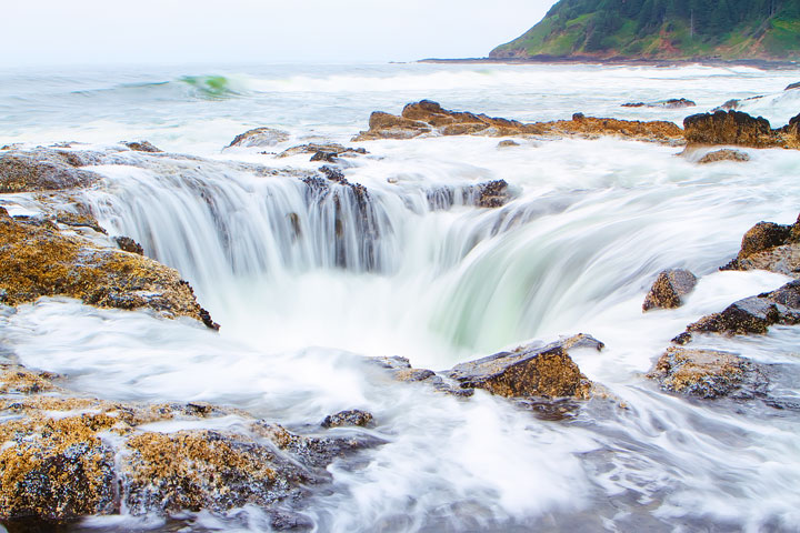 { PHOTOS } Spouting Horn and Thor's Well at Cape Perpetua in Yachats, Oregon www.kevinandamanda.com #travel #landscapes #ocean