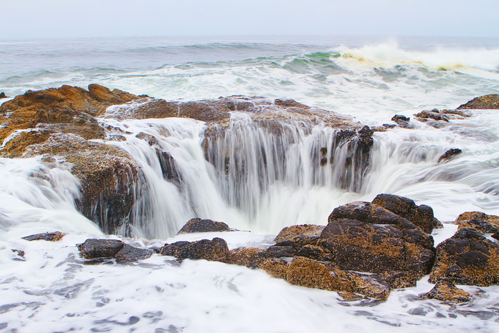 { PHOTOS } Spouting Horn and Thor's Well at Cape Perpetua in Yachats, Oregon www.kevinandamanda.com #travel #landscapes #ocean