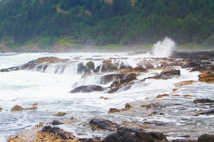 { PHOTOS } Spouting Horn and Thor's Well at Cape Perpetua in Yachats, Oregon www.kevinandamanda.com #travel #landscapes #ocean