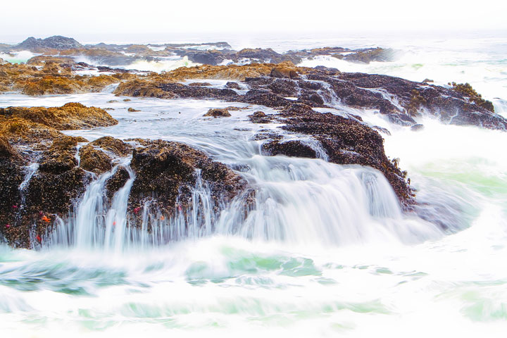 { PHOTOS } Spouting Horn and Thor's Well at Cape Perpetua in Yachats, Oregon www.kevinandamanda.com #travel #landscapes #ocean