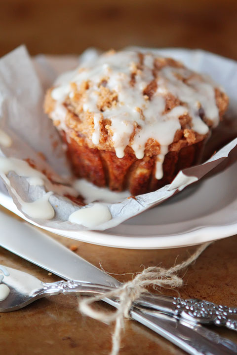 Delicious Banana Bread Muffins made with Eggnog, Dark Chocolate Chips and Cinnamon-Streusel Crumb Topping #recipe #love www.kevinandamanda.com 