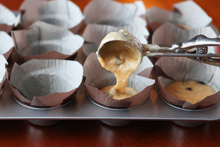 Delicious Banana Bread Muffins made with Eggnog, Dark Chocolate Chips and Cinnamon-Streusel Crumb Topping #recipe #love www.kevinandamanda.com 