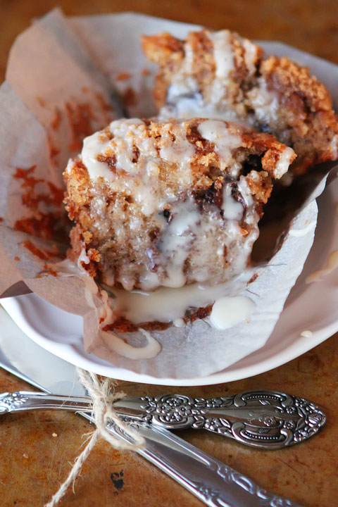 Delicious Banana Bread Muffins made with Eggnog, Dark Chocolate Chips and Cinnamon-Streusel Crumb Topping #recipe #love www.kevinandamanda.com 