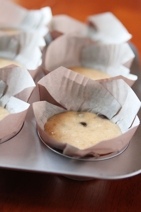 Delicious Banana Bread Muffins made with Eggnog, Dark Chocolate Chips and Cinnamon-Streusel Crumb Topping #recipe #love www.kevinandamanda.com 