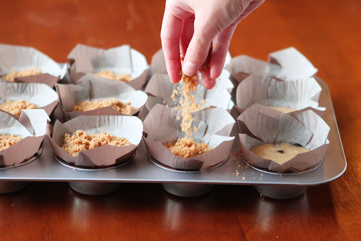 Delicious Banana Bread Muffins made with Eggnog, Dark Chocolate Chips and Cinnamon-Streusel Crumb Topping #recipe #love www.kevinandamanda.com 