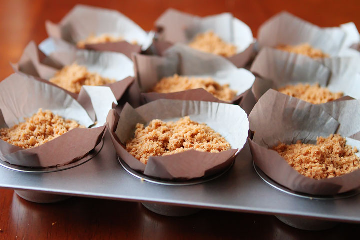 Delicious Banana Bread Muffins made with Eggnog, Dark Chocolate Chips and Cinnamon-Streusel Crumb Topping #recipe #love www.kevinandamanda.com 