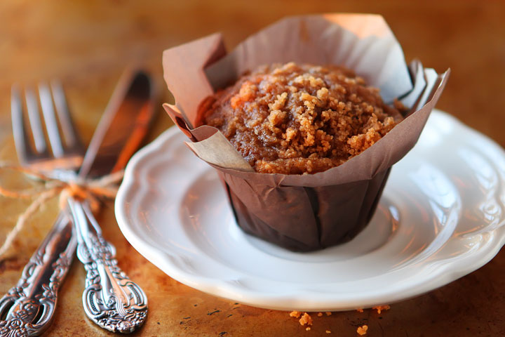 Delicious Banana Bread Muffins made with Eggnog, Dark Chocolate Chips and Cinnamon-Streusel Crumb Topping #recipe #love www.kevinandamanda.com 