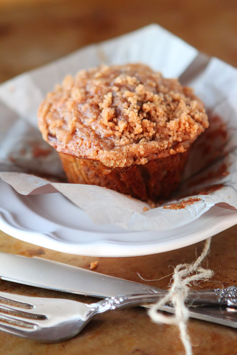 Delicious Banana Bread Muffins made with Eggnog, Dark Chocolate Chips and Cinnamon-Streusel Crumb Topping #recipe #love www.kevinandamanda.com 