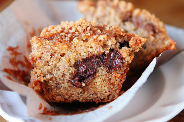 Delicious Banana Bread Muffins made with Eggnog, Dark Chocolate Chips and Cinnamon-Streusel Crumb Topping #recipe #love www.kevinandamanda.com 