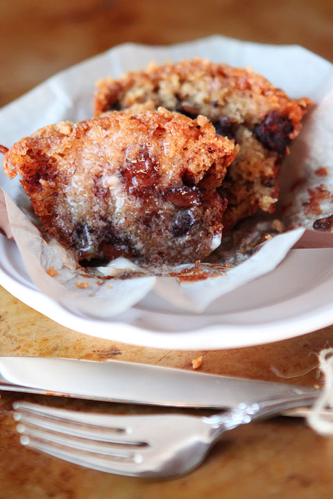 Delicious Banana Bread Muffins made with Eggnog, Dark Chocolate Chips and Cinnamon-Streusel Crumb Topping #recipe #love www.kevinandamanda.com 