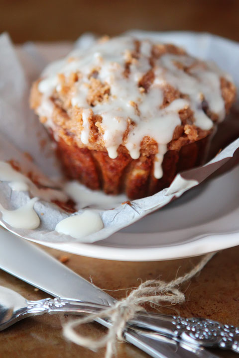 Delicious Banana Bread Muffins made with Eggnog, Dark Chocolate Chips and Cinnamon-Streusel Crumb Topping #recipe #love www.kevinandamanda.com 