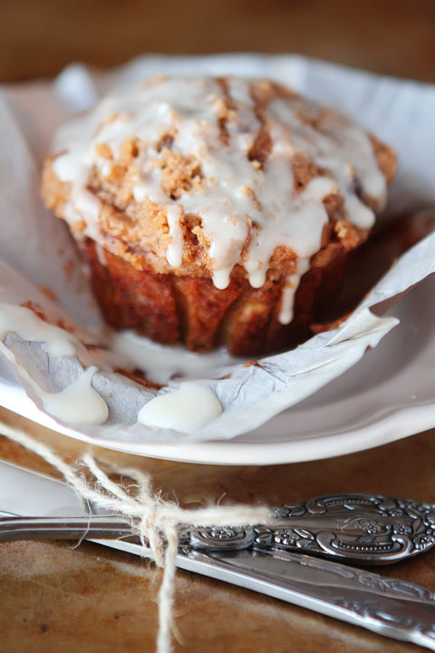 Delicious Banana Bread Muffins made with Eggnog, Dark Chocolate Chips and Cinnamon-Streusel Crumb Topping #recipe #love www.kevinandamanda.com 