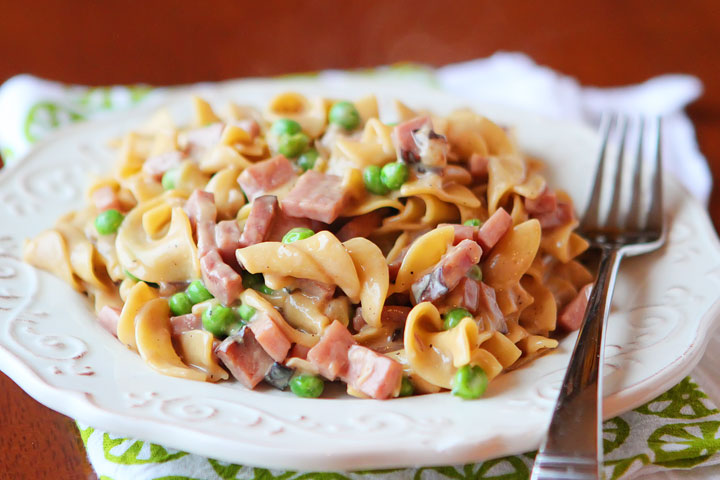 Peas, Ham, and Creamy Noodles -- A perfect, easy one dish skillet dinner, made in less than 15 mins! You even boil the noodles right in the skillet. www.kevinandamanda.com