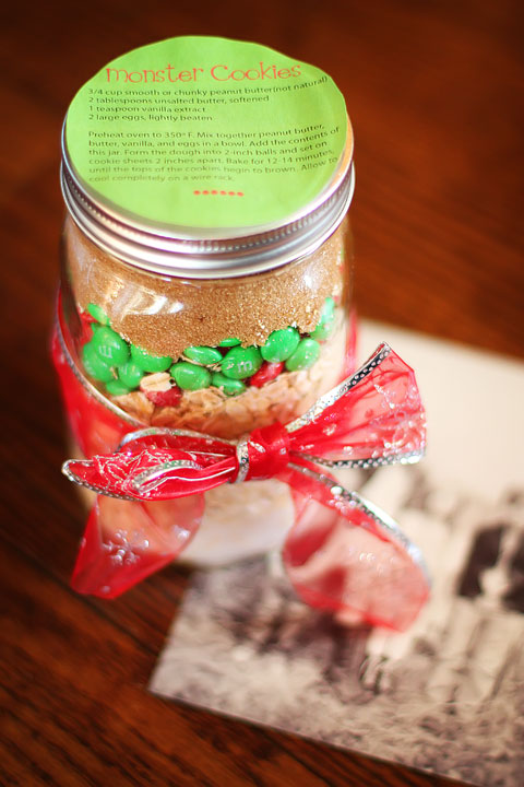 Handmade Christmas Idea: Cookie Mix in a Jar #Recipe + Free Printable Gift Tags kevinandamanda.com