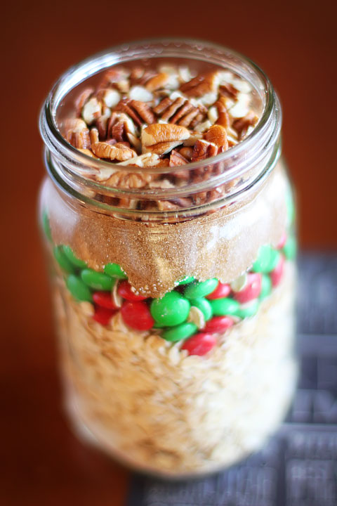 Handmade Christmas Idea: Cookie Mix in a Jar #Recipe + Free Printable Gift Tags kevinandamanda.com