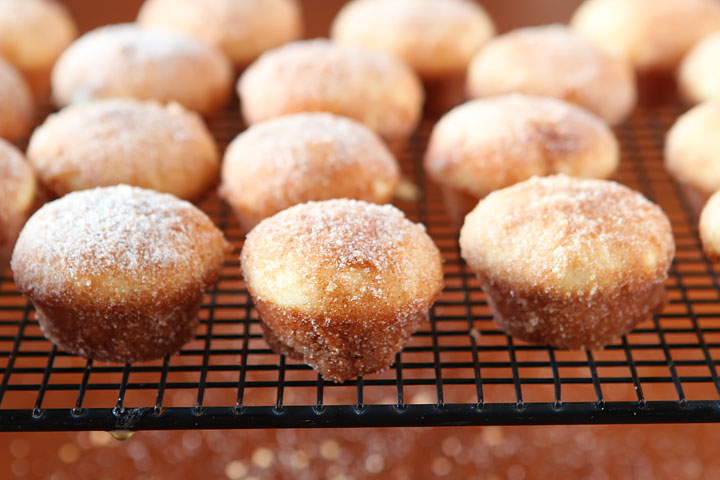 Strawberry Shortcake Doughnut Muffins. These are like little bites of HEAVEN. A muffin that tastes like a doughnut, dunked in brown butter and rolled in cinnamon sugar for a sweet, crunchy crust. Then topped with buttercream frosting and fresh cut strawberries. Amazing.