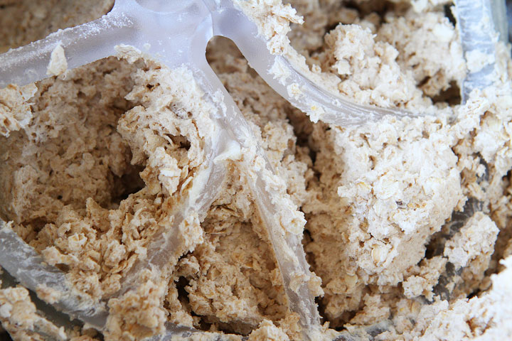 Homemade Oatmeal Buttercream Pies. These are so soft and chewy on the inside and buttery crisp on the outside. Perfect little sandwich cookies!