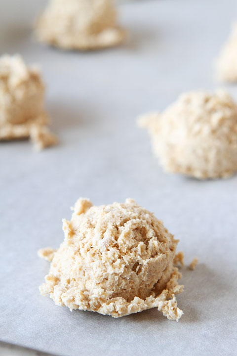 Homemade Oatmeal Buttercream Pies. These are so soft and chewy on the inside and buttery crisp on the outside. Perfect little sandwich cookies!