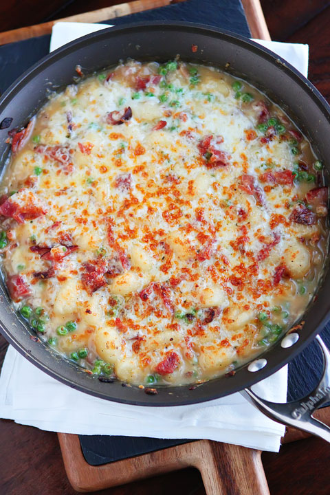 LOVE this Ham & Cheese Gnocchi!! It's kinda like a dreamy baked mac and cheese, but way more grown up and a MILLION times more decadent. Plus it all cooks in one skillet and can be made in 15 mins or less. AMAZING delicious easy dinner!!