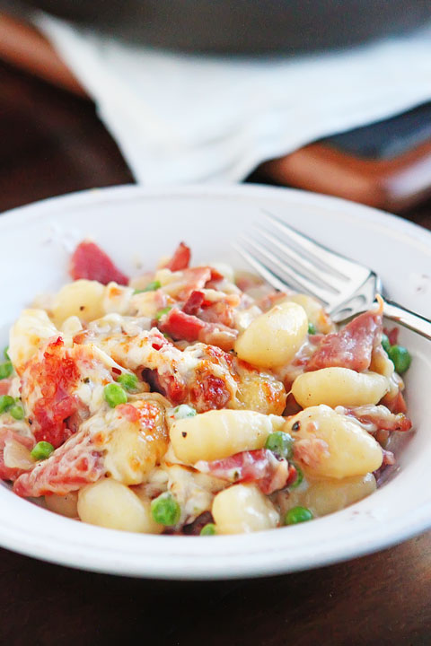 LOVE this Ham & Cheese Gnocchi!! It's kinda like a dreamy baked mac and cheese, but way more grown up and a MILLION times more decadent. Plus it all cooks in one skillet and can be made in 15 mins or less. AMAZING delicious easy dinner!!