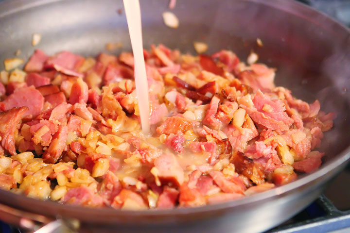 LOVE this Ham & Cheese Gnocchi!! It's kinda like a dreamy baked mac and cheese, but way more grown up and a MILLION times more decadent. Plus it all cooks in one skillet and can be made in 15 mins or less. AMAZING delicious easy dinner!!