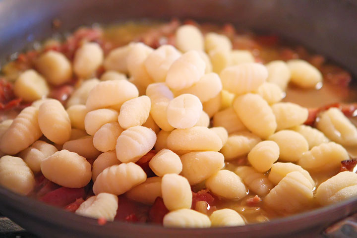 LOVE this Ham & Cheese Gnocchi!! It's kinda like a dreamy baked mac and cheese, but way more grown up and a MILLION times more decadent. Plus it all cooks in one skillet and can be made in 15 mins or less. AMAZING delicious easy dinner!!